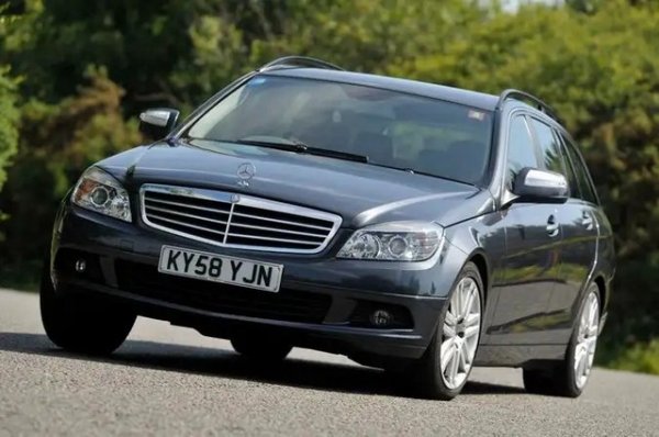 Притежаването на по-стара C-класа може да бъде скъпо, като почти половината от собствениците в анкета казват, че е трябвало да платят повече пари, за да поправят колите си. Тридесет и четири процента от автомобилите са претърпели повреда, а основните области са двигателят и окачването, следвани от спирачките, ауспуха, електричеството и кормилното управление. Повечето автомобили все още могат да се карат, но 30% са били в сервиза повече от седмица.
Рейтинг на надеждност 67,5%